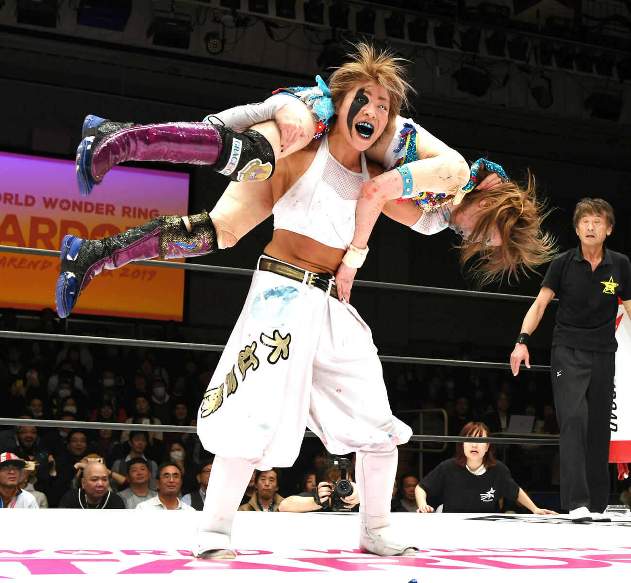 女子プロレス団体スターダム後楽園大会　ワールド・オブ・スターダム選手権　岩谷麻優対花月　チャンピオン岩谷麻優を攻める挑戦者・花月（2019年12月24日撮影）