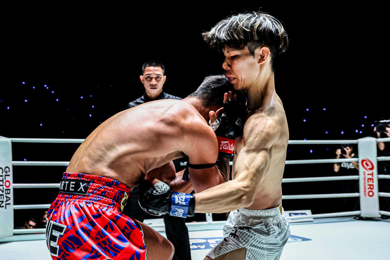 強烈なボディをたたき込む谷津晴之（C）ONE Championship