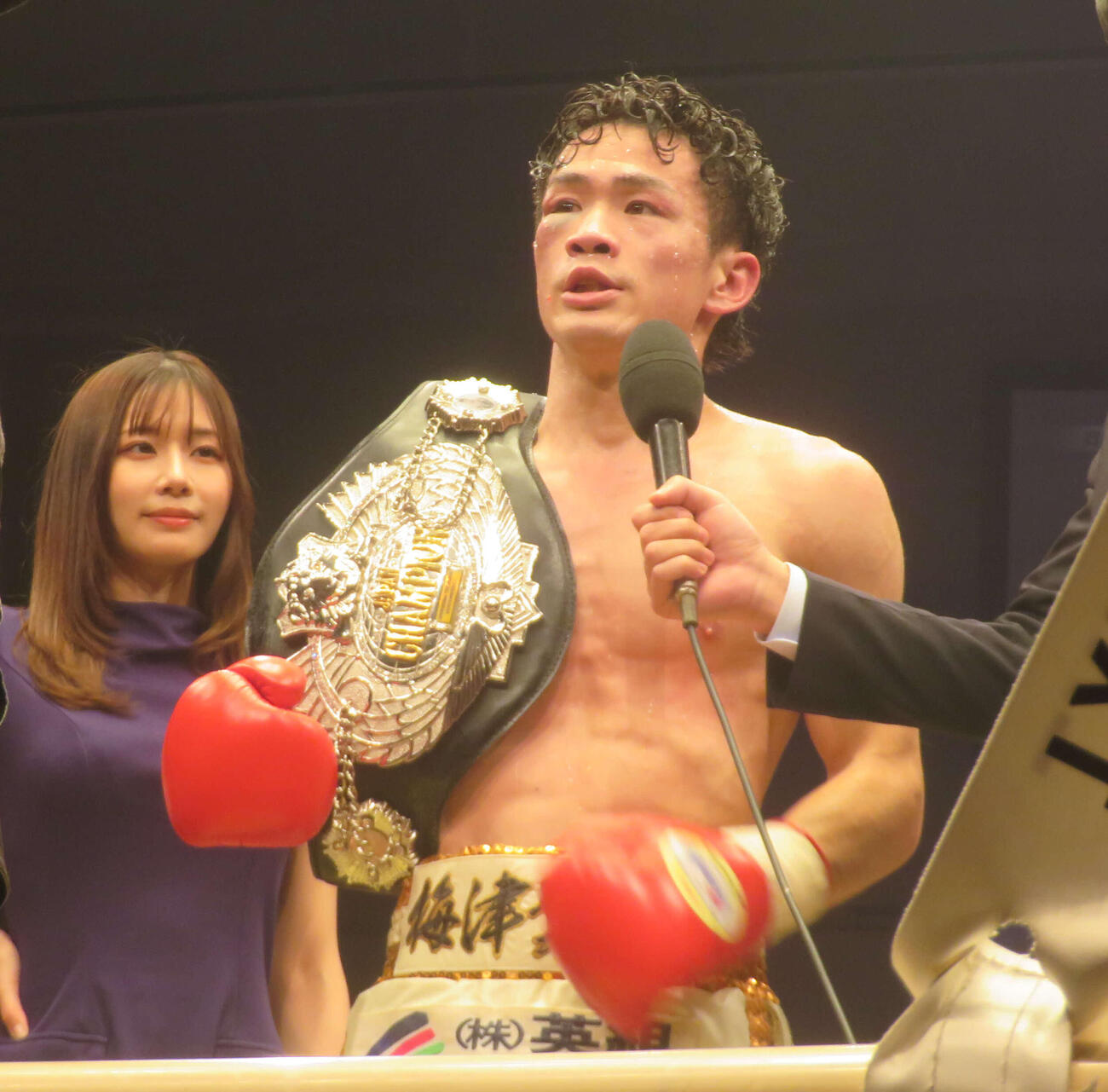 引き分けで初防衛に成功した日本バンタム級王者梅津奨利（中央）