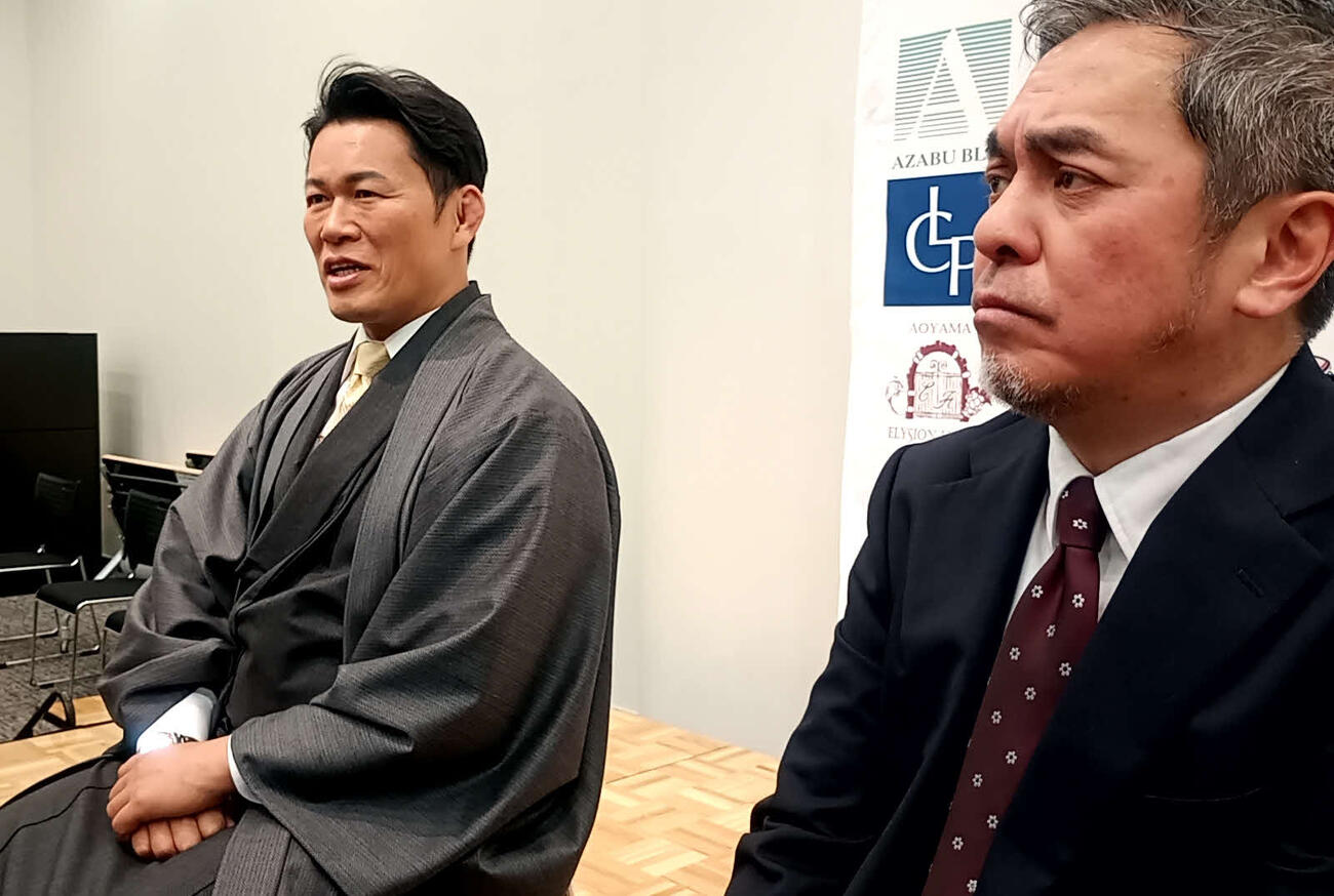 大久保の試合について説明したK－1須藤元気プロデューサー（左）とKrush宮田充プロデューサー