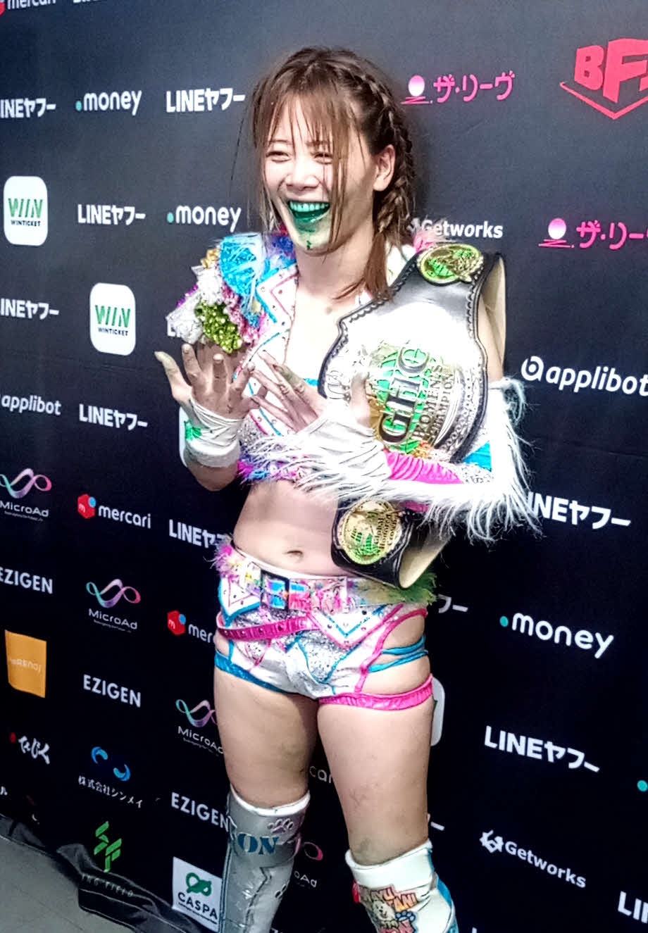 口の中を緑色に染めてにたっと笑った岩谷麻優