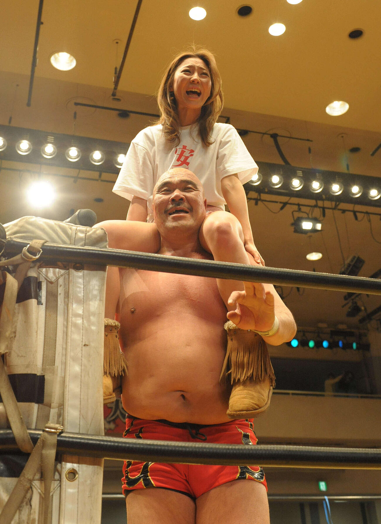 2011年2月4日、引退試合を終えた安田忠夫さんは、娘でタレントのAYAMIを肩車をしファンの声援に応える