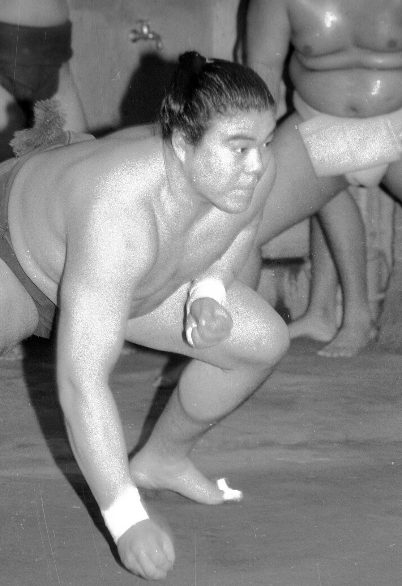 新十両目前で朝稽古にも熱が入る横綱千代の富士の付け人、西幕下筆頭孝乃富士（本名・安田忠夫）（1985年1月25日撮影）