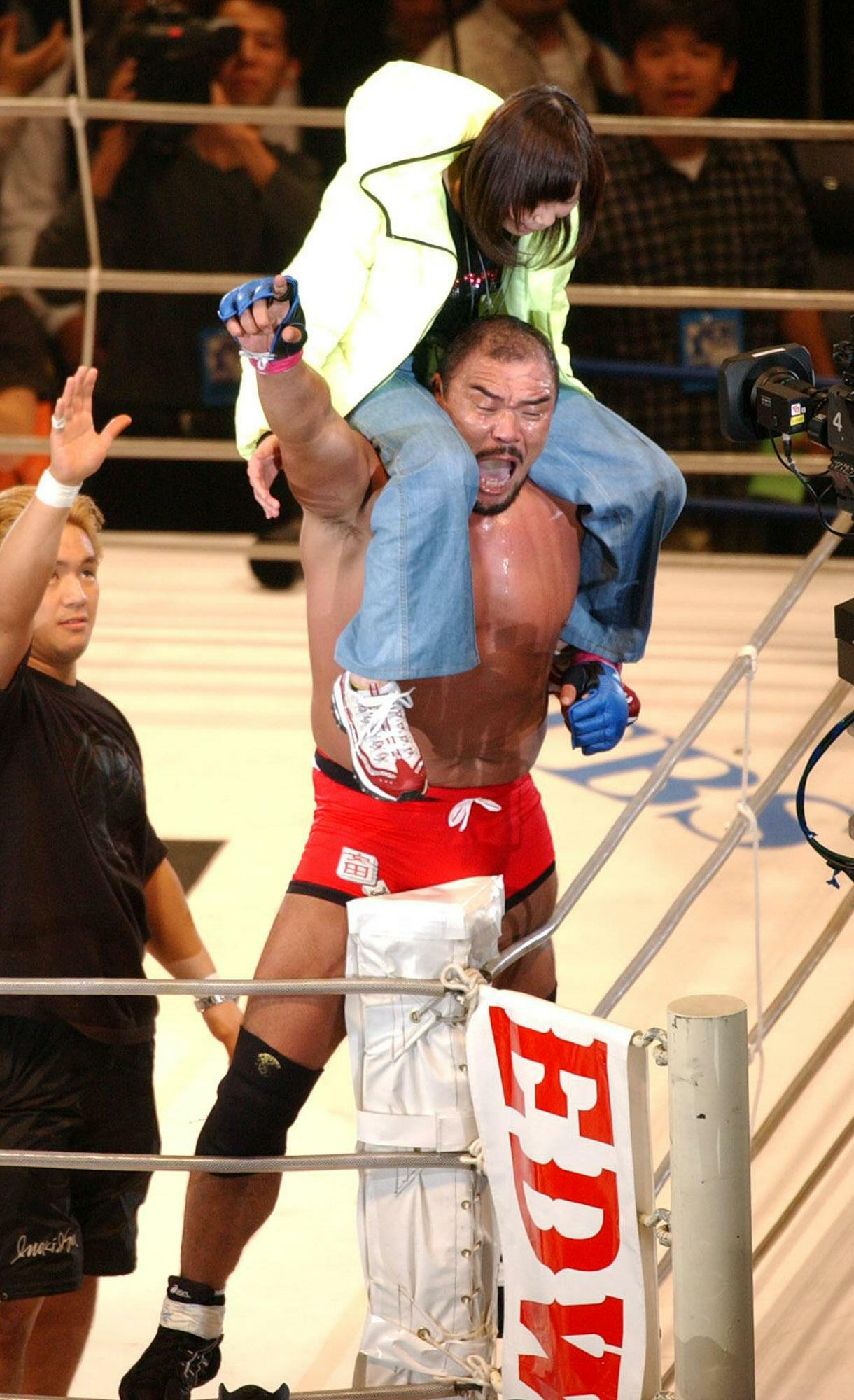 INOKI BOM−BA−YE2001　安田忠夫はジェロム・レバンナに勝利し、離婚で離れ離れになった娘の彩美ちゃんを肩ぐるまし絶叫（2001年12月31日撮影）