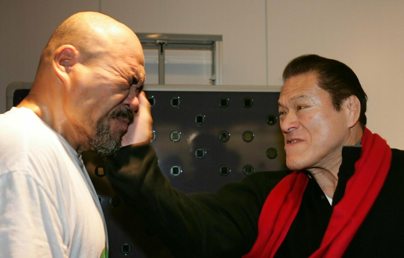 2007年、アントニオ猪木さんに、いつにも増して強力な闘魂注入される安田忠夫さん（左）