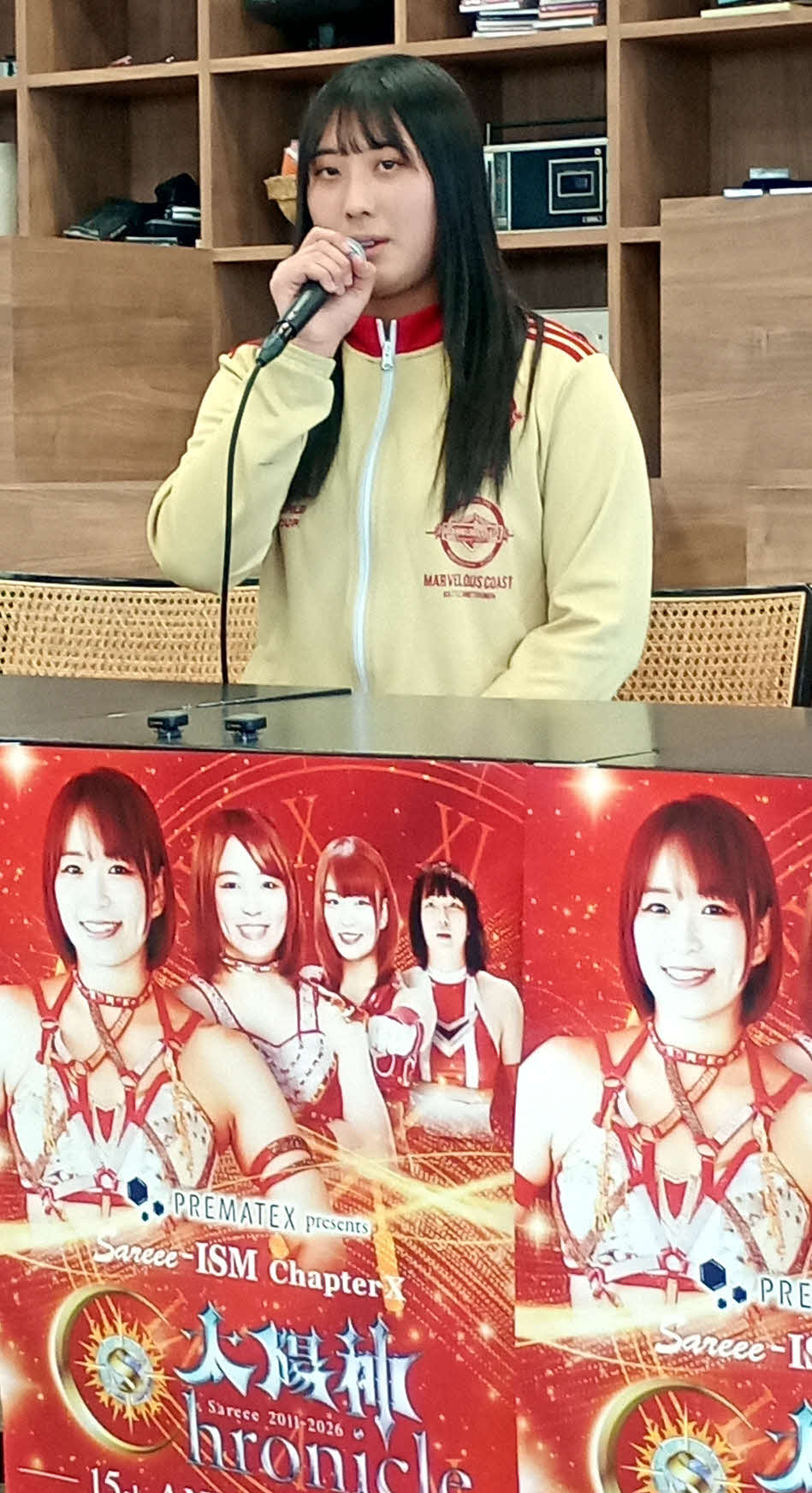 ジャージーを着て会見に臨んでいた暁千華だったが…