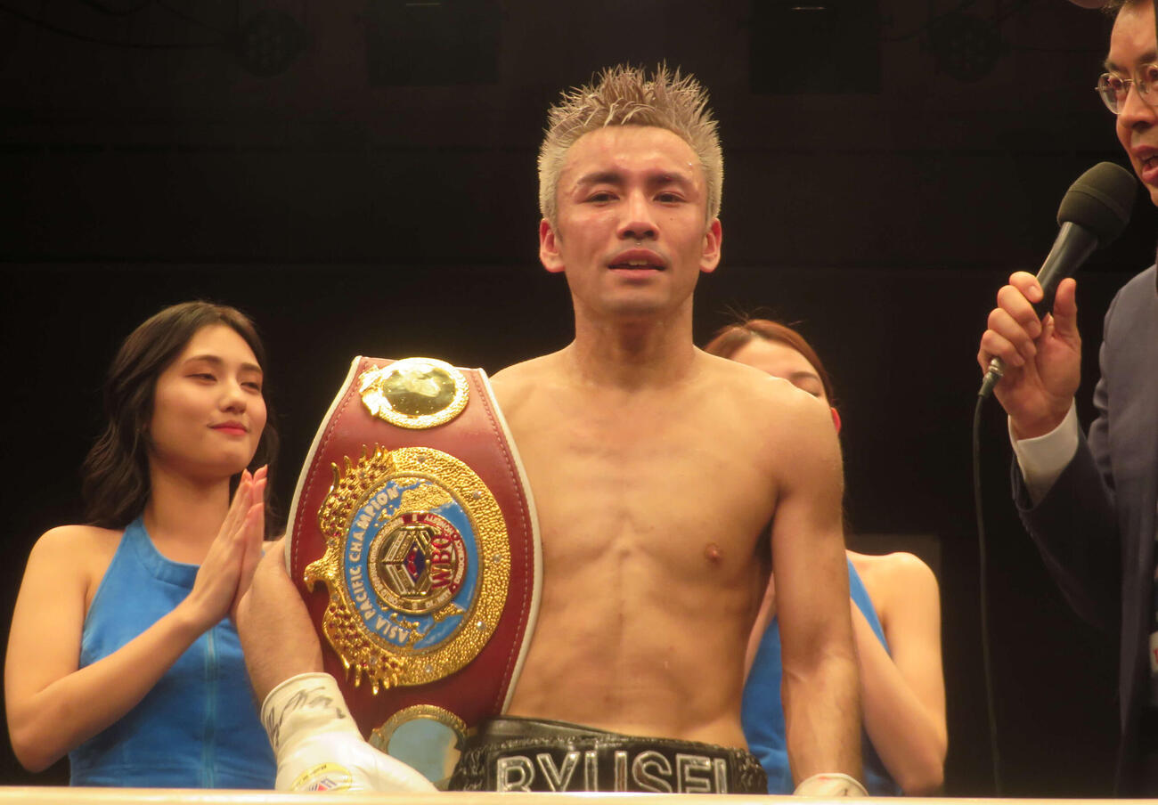 3度目の防衛に成功し、勝者インタビューを受けるWBOアジア・パシフィック・スーパーフライ級王者川浦龍生