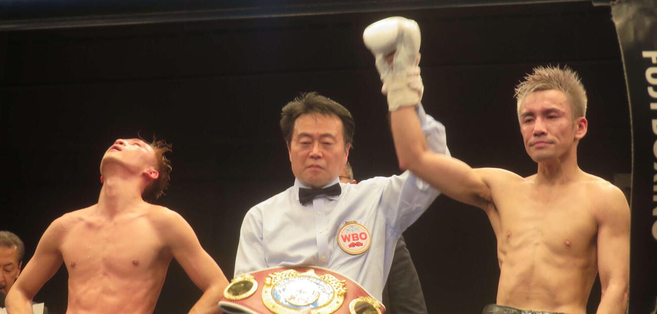 3度目の防衛に成功したWBOアジア・パシフィック・スーパーフライ級王者川浦龍生（右端）。左端は判定負けで天をあおぐ挑戦者の韓亮昊