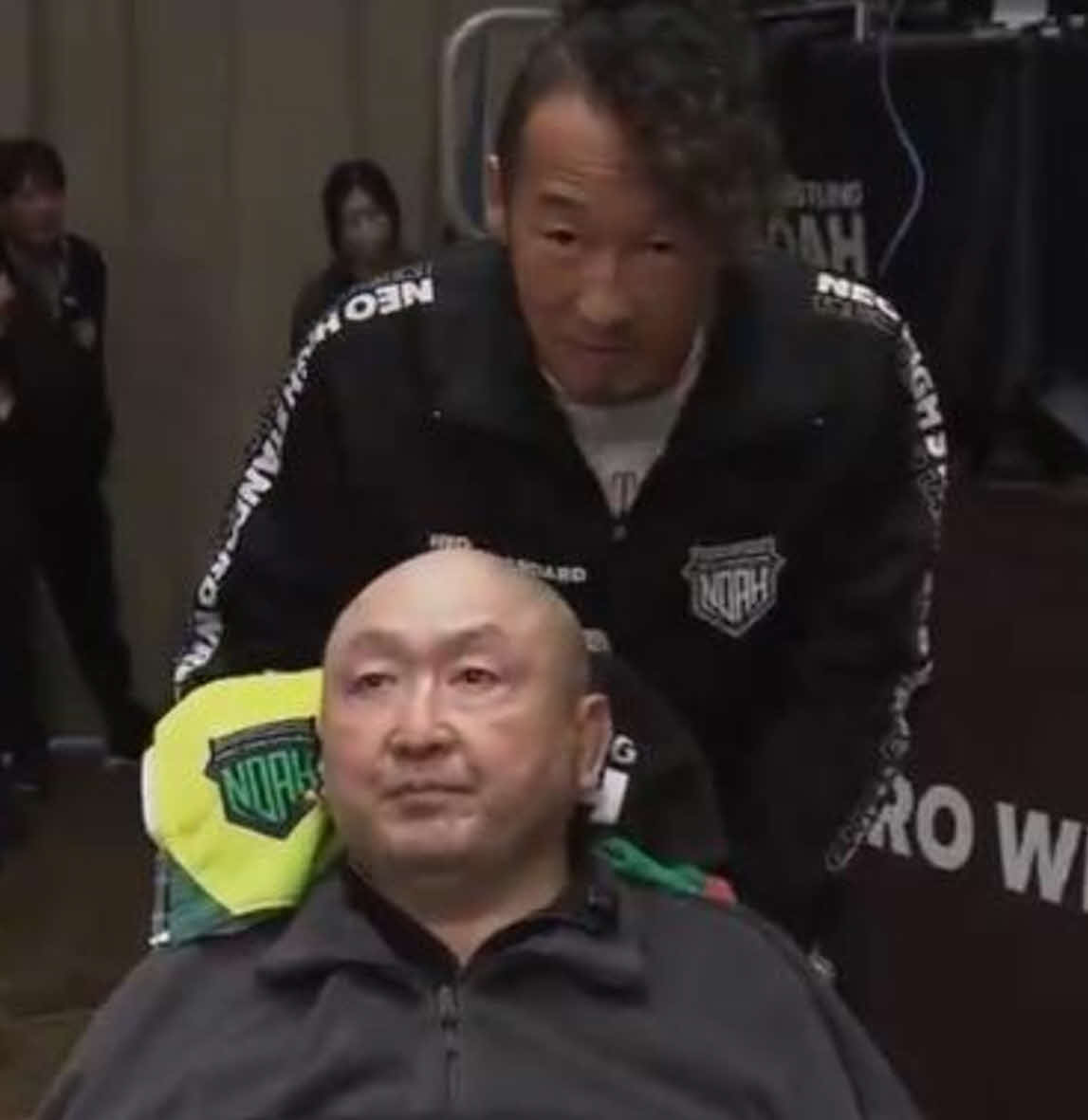 丸藤正道（後ろ）が大谷晋二郎の車いすをアシストした（ノア公式Xから）