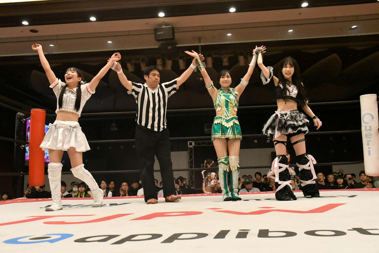 勝利した（左から）高見汐珠、（レフェリー）、鈴木志乃、瑞希（C）東京女子プロレス