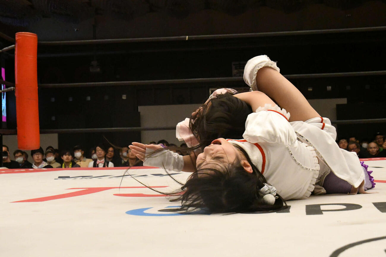 高見汐珠（手前）がコアラクラッチで小夏れんにギブアップ勝ちした（C）東京女子プロレス