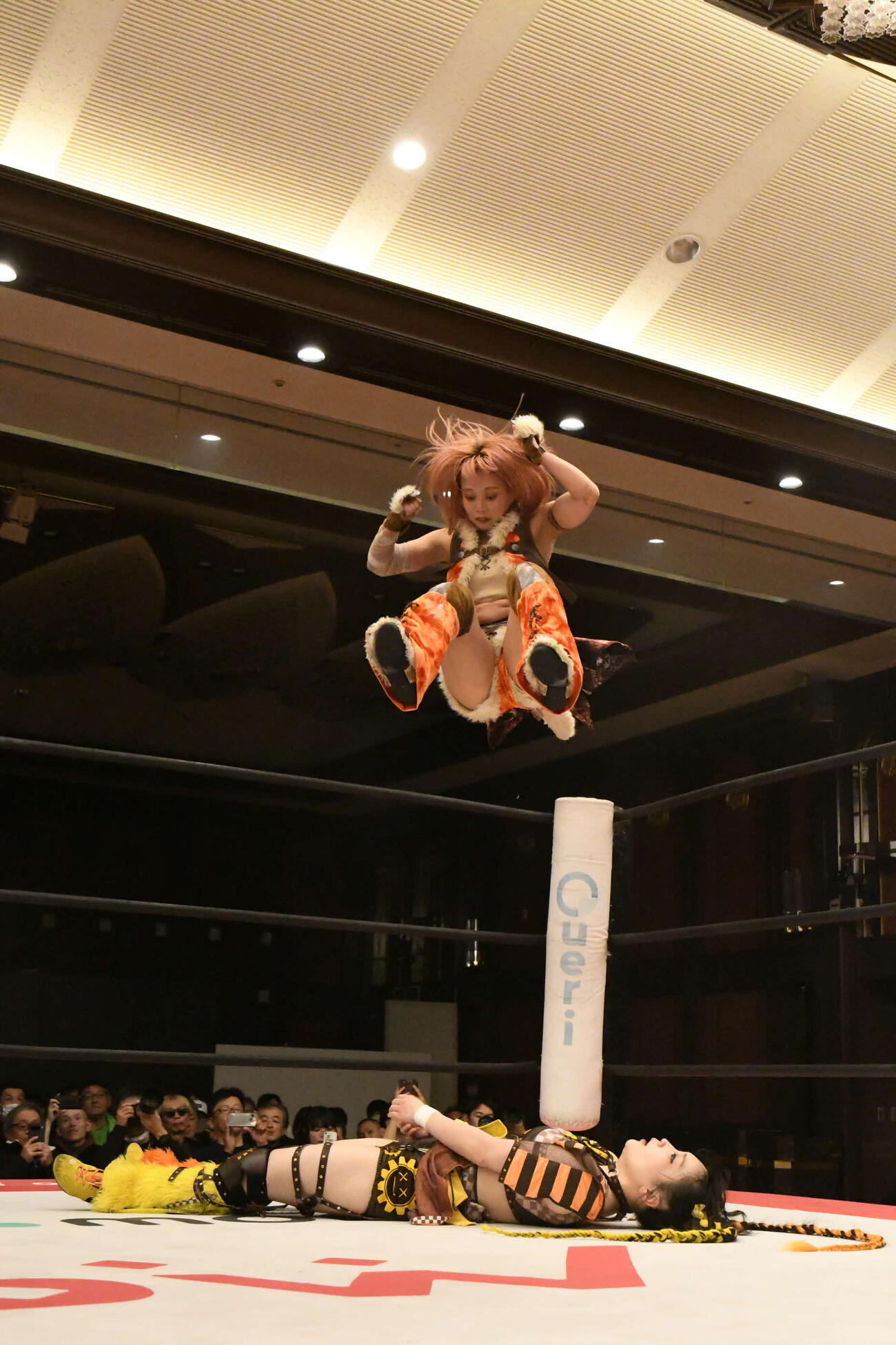 HIMAWARIにセントーンを浴びせる中島翔子（C）東京女子プロレス