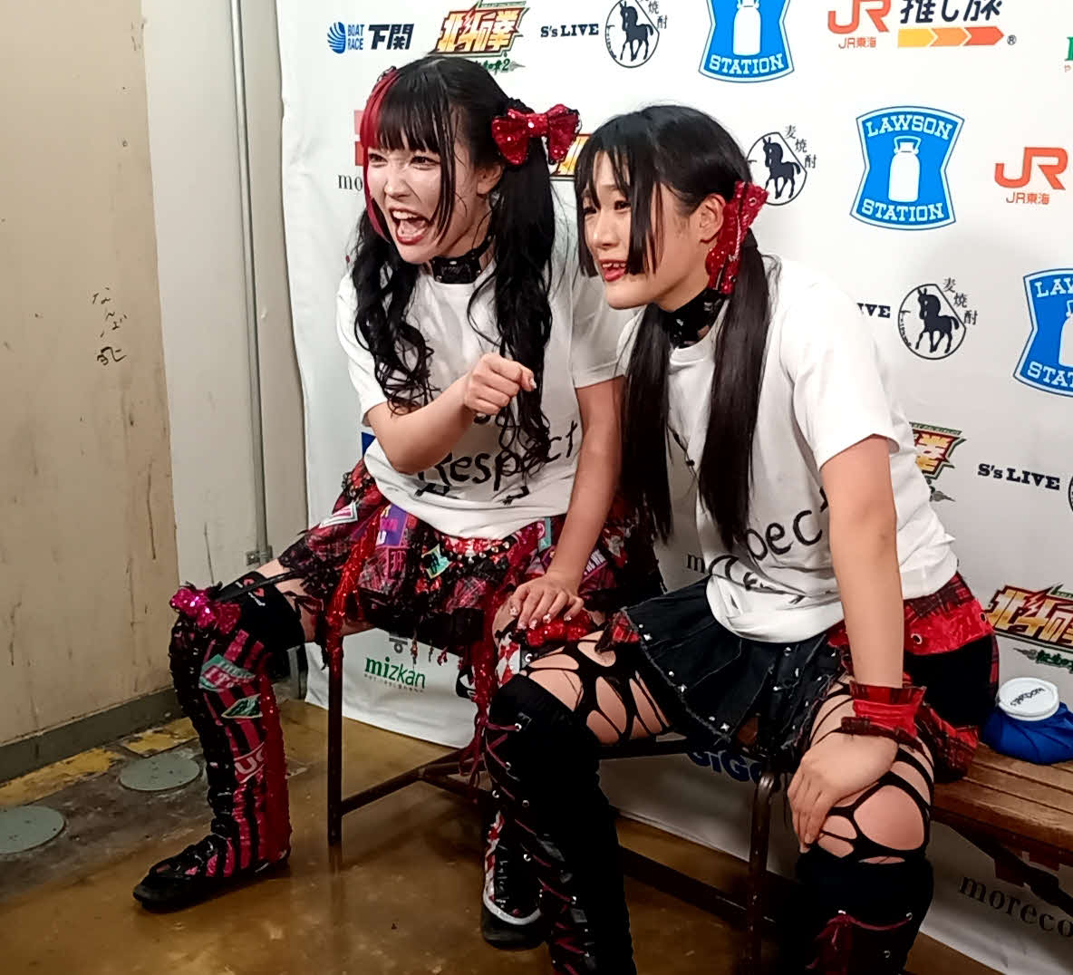 伊藤リスペクト軍団Tシャツを着る伊藤麻希（左）と古沢稀杏