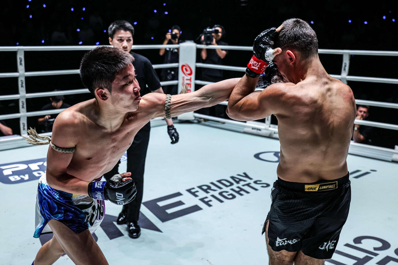 左パンチを放つ石井寿来（左）（C）ONE Championship