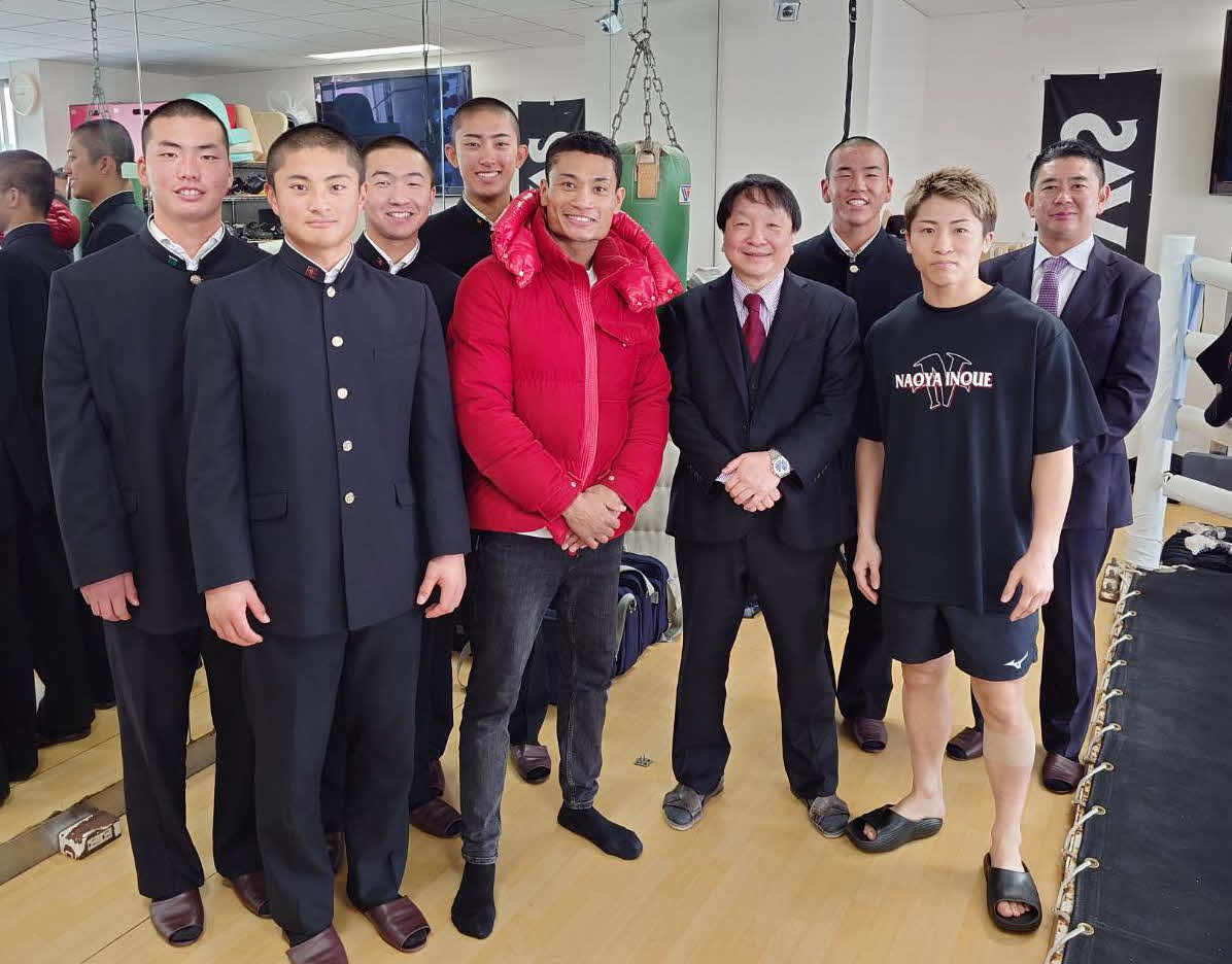 横浜高野球部の訪問を受けた井上尚弥（前列右端）、大橋秀行会長（同2番目）、平岡アンディ（同3番目）（大橋ジム提供）