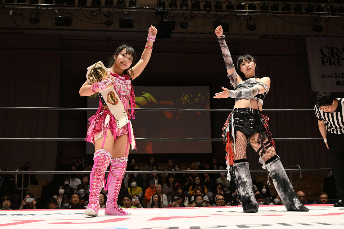 勝利した渡辺未詩（左）と辰巳リカ（C）東京女子プロレス
