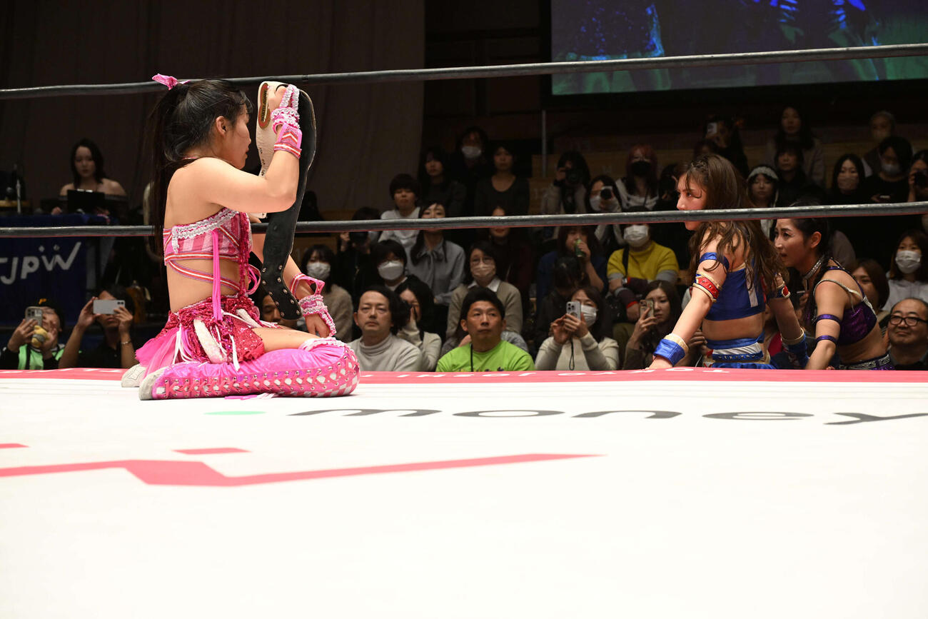 試合後、にらみ合う渡辺未詩（左端）と荒井優希（中央）（右は芦田美歩）（C）東京女子プロレス