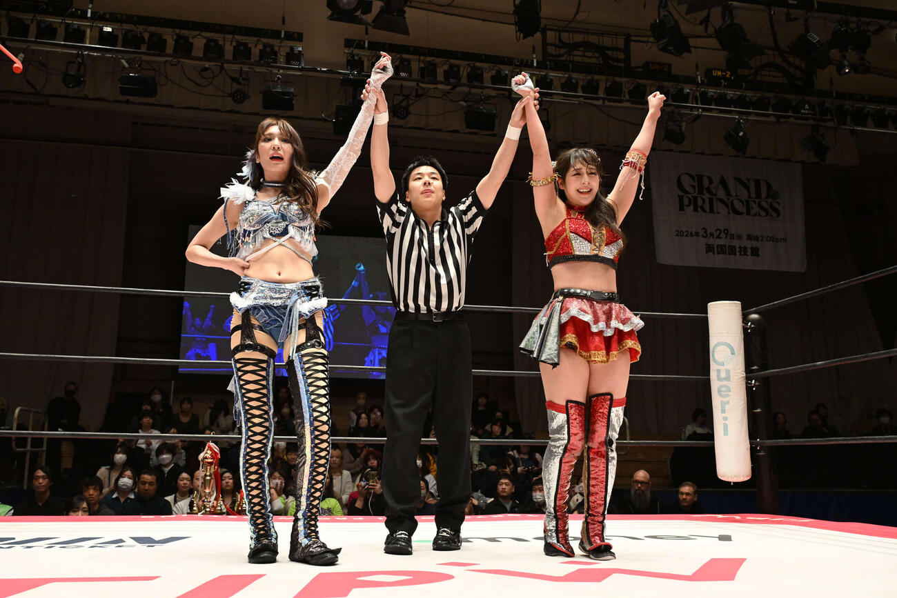 タッグトーナメントで優勝した上福ゆき（左）と上原わかな（C）東京女子プロレス