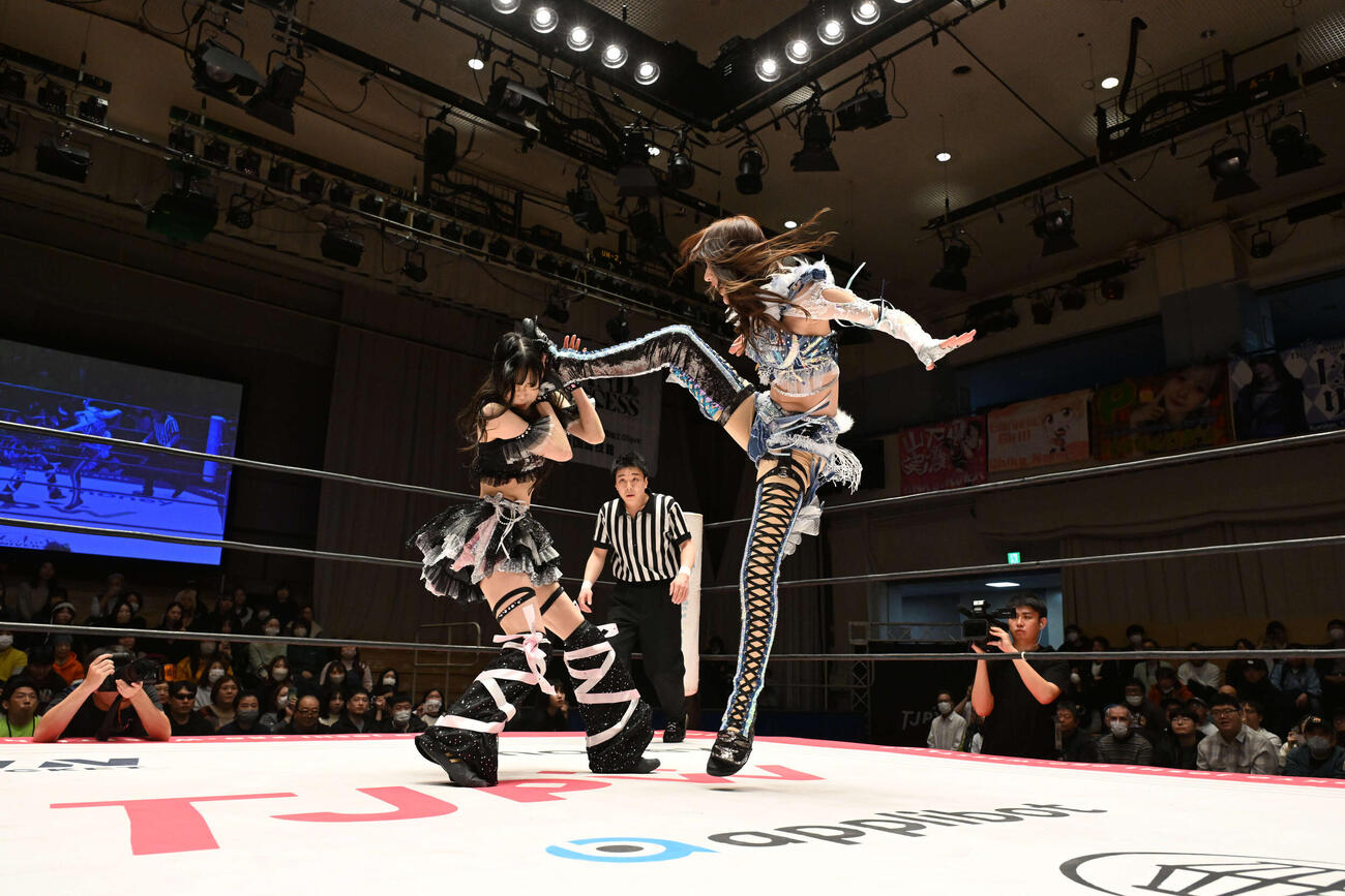 瑞希（左）にビッグブーツをたたき込む上福ゆき（C）東京女子プロレス