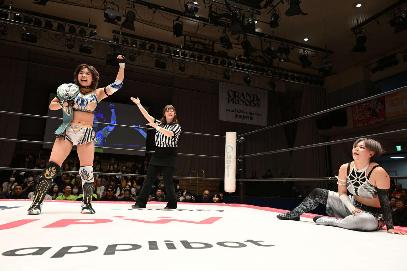 初防衛を果たしたMIRAI（左）と敗れた凍雅（C）東京女子プロレス