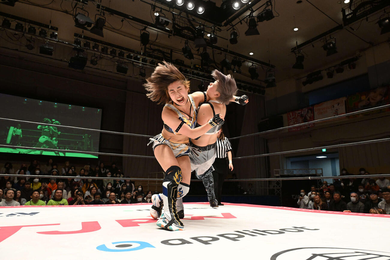 凍雅（右）にラリアットをたたき込むMIRAI（C）東京女子プロレス