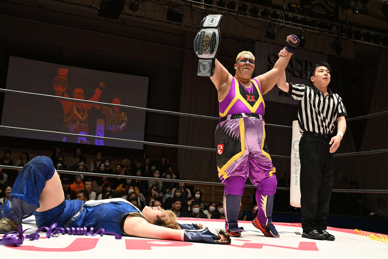 勝利したアジャコング（右）と敗れた桐生真弥（C）東京女子プロレス