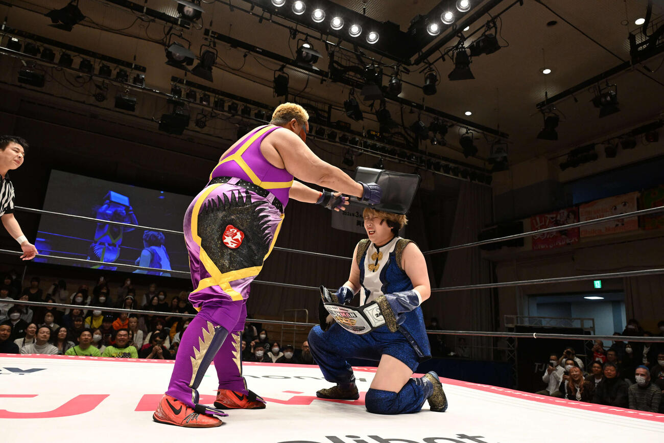 アジャコング（左）に一斗缶で殴打される桐生真弥（C）東京女子プロレス