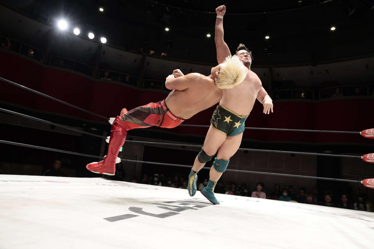 拳王にラリアットを浴びせるInamura（右）（C）プロレスリング・ノア