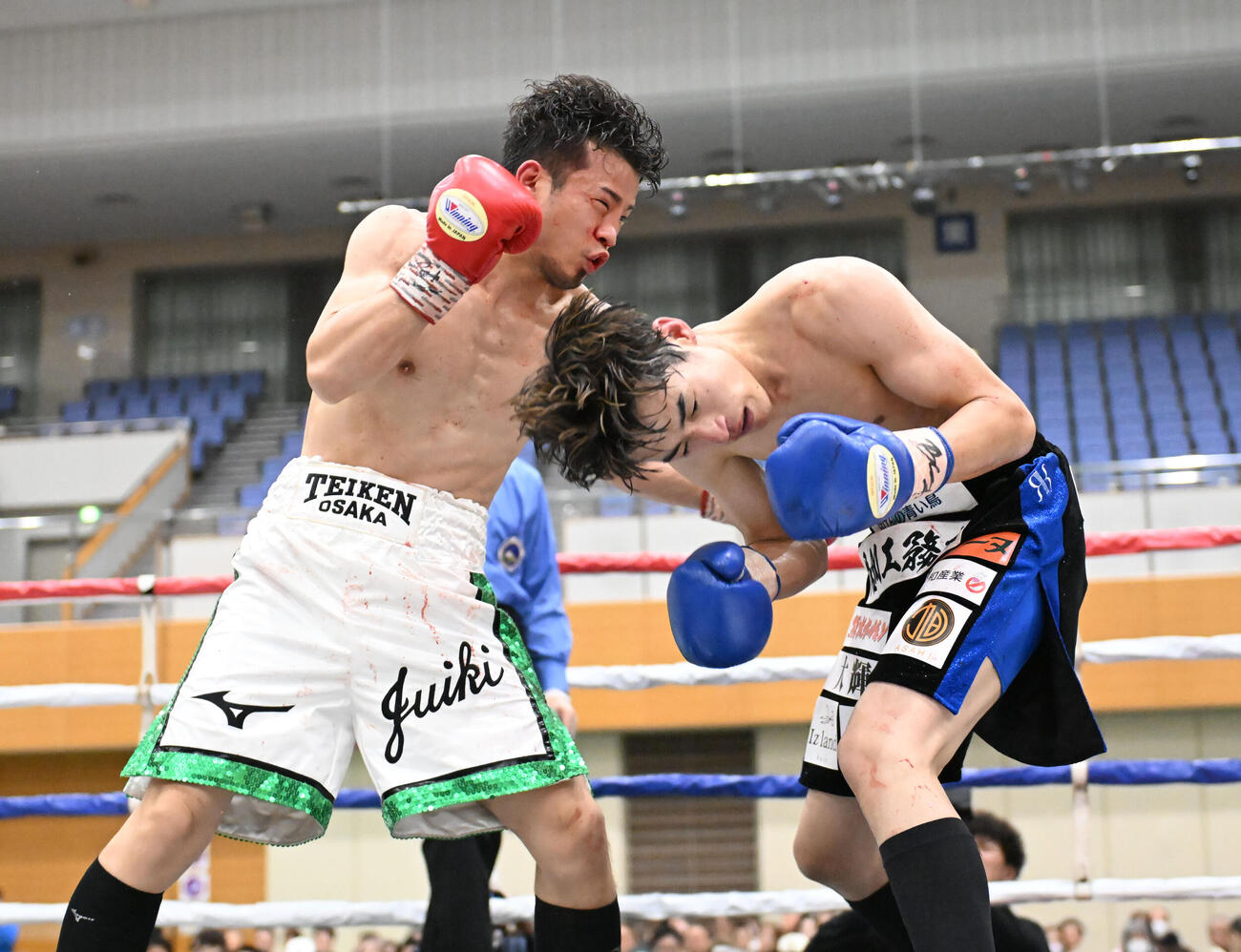5回、山内（右）に左ボディーを打ち込む辰吉寿以輝（撮影・和賀正仁）
