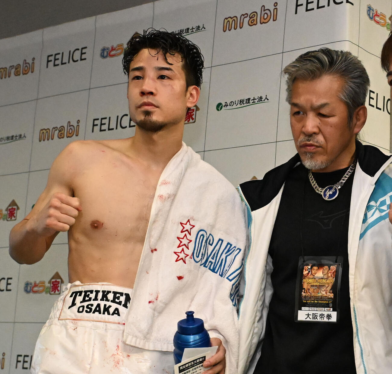 ポーズを取る辰吉寿以輝（左）と父・丈一郎（撮影・和賀正仁）