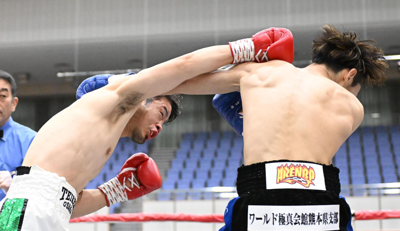2回、相手にあわせ右フックを放つ辰吉寿以輝（撮影・和賀正仁）