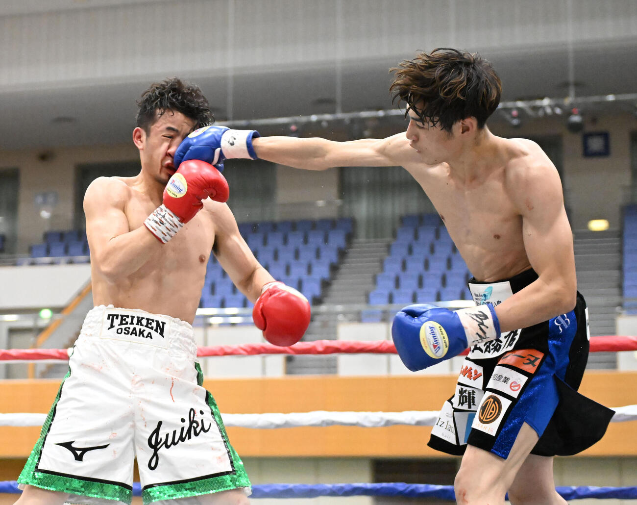 7回、山内翔貴の右ストレートを受ける辰吉寿以輝（撮影・和賀正仁）