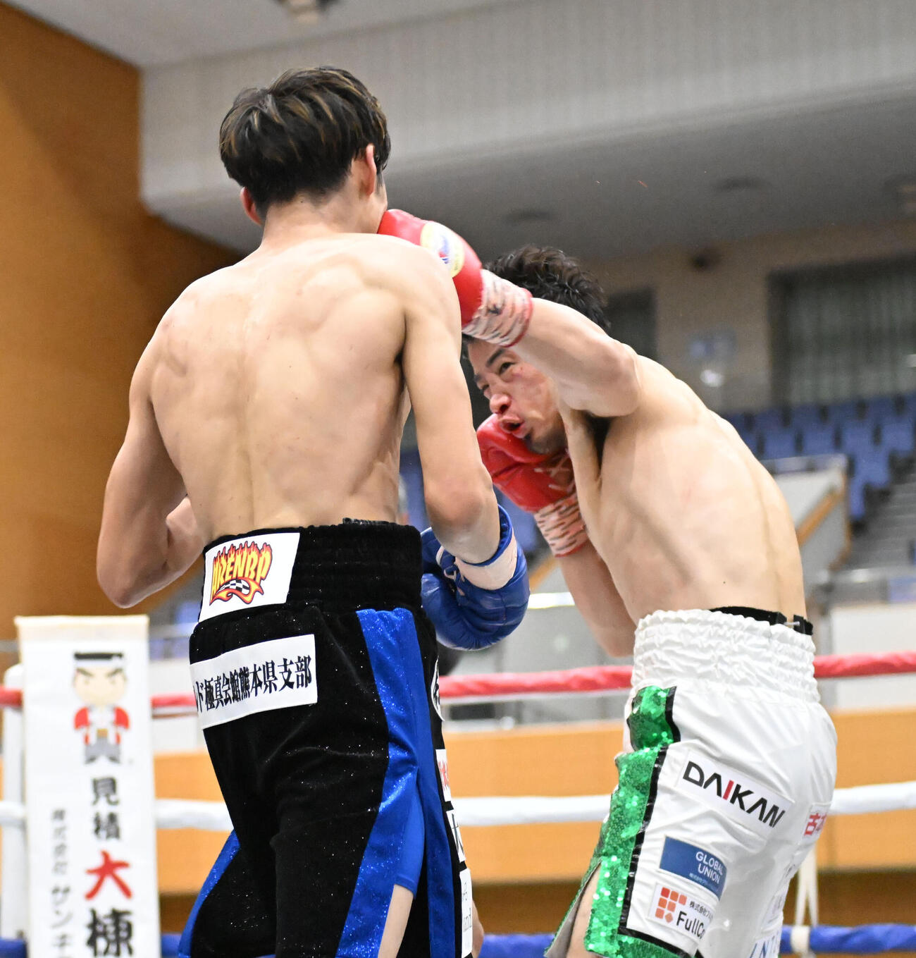 6回、山内（左）に左ストレートを決める辰吉寿以輝（撮影・和賀正仁）