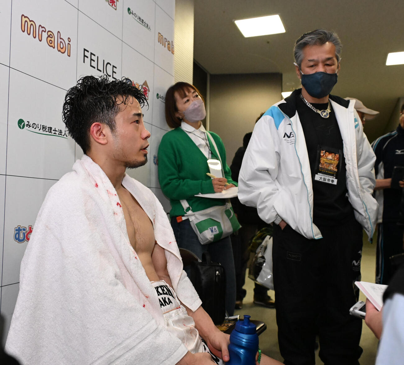 材を受ける辰吉寿以輝を見つめる父・丈一郎（撮影・和賀正仁）