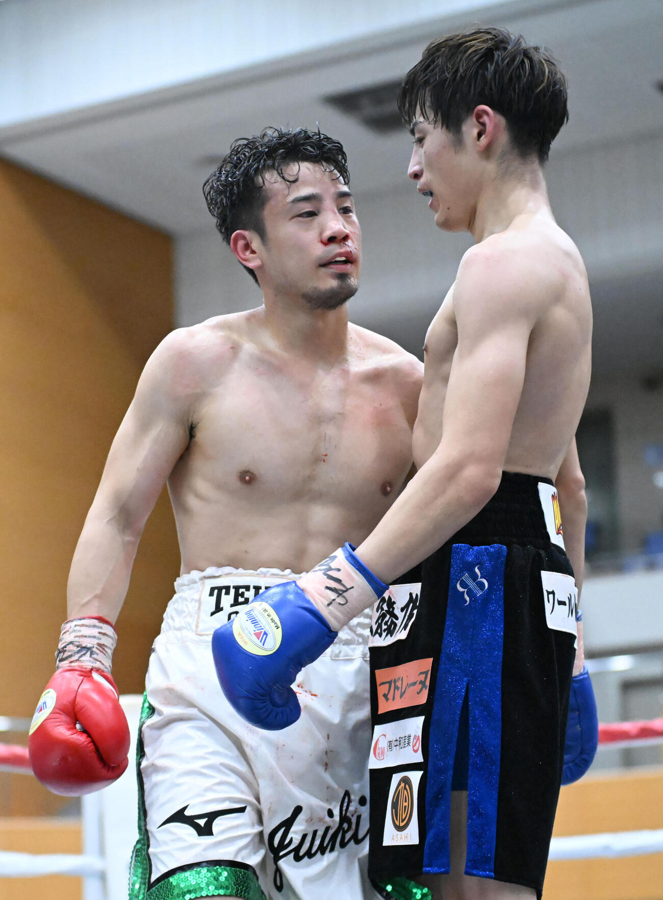 健闘をたたえあう辰吉寿以輝（左）と山内翔貴（撮影・和賀正仁）