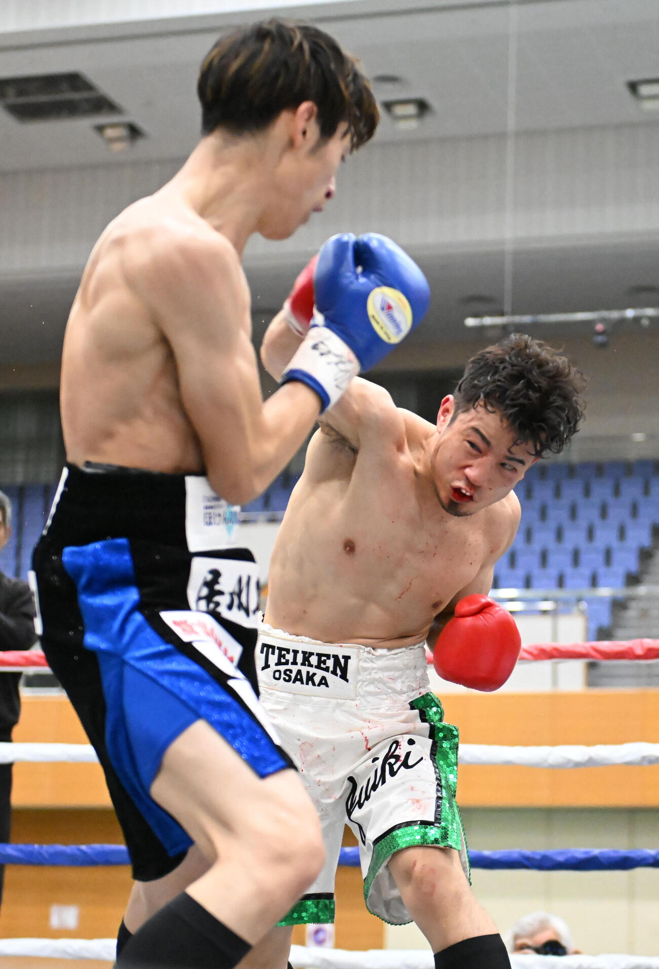 5回、右ストレートを打つ辰吉寿以輝（撮影・和賀正仁）