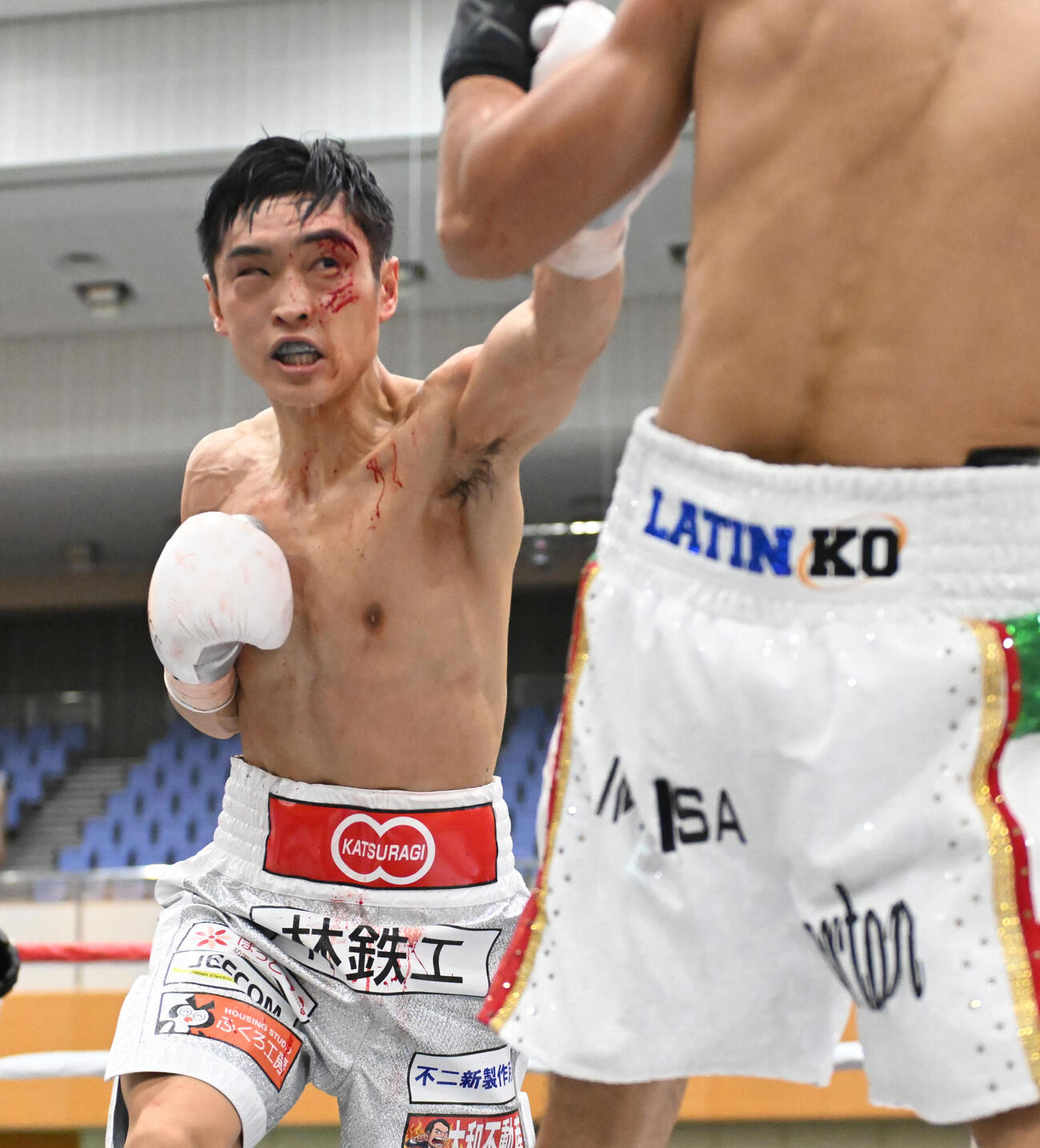 2回、バスケスに左ストレートを打つ西田（撮影・和賀正仁）