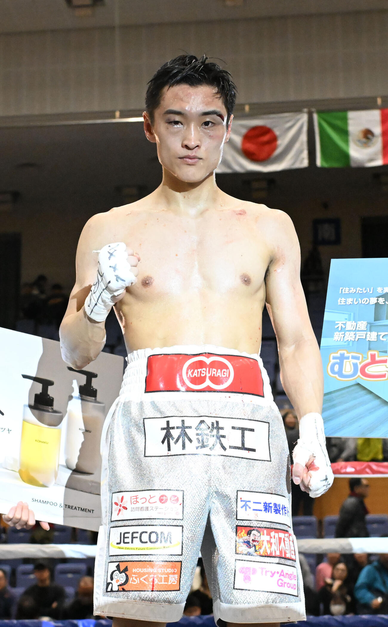 7回途中でドクターストップ、判定で勝利した西田（撮影・和賀正仁）