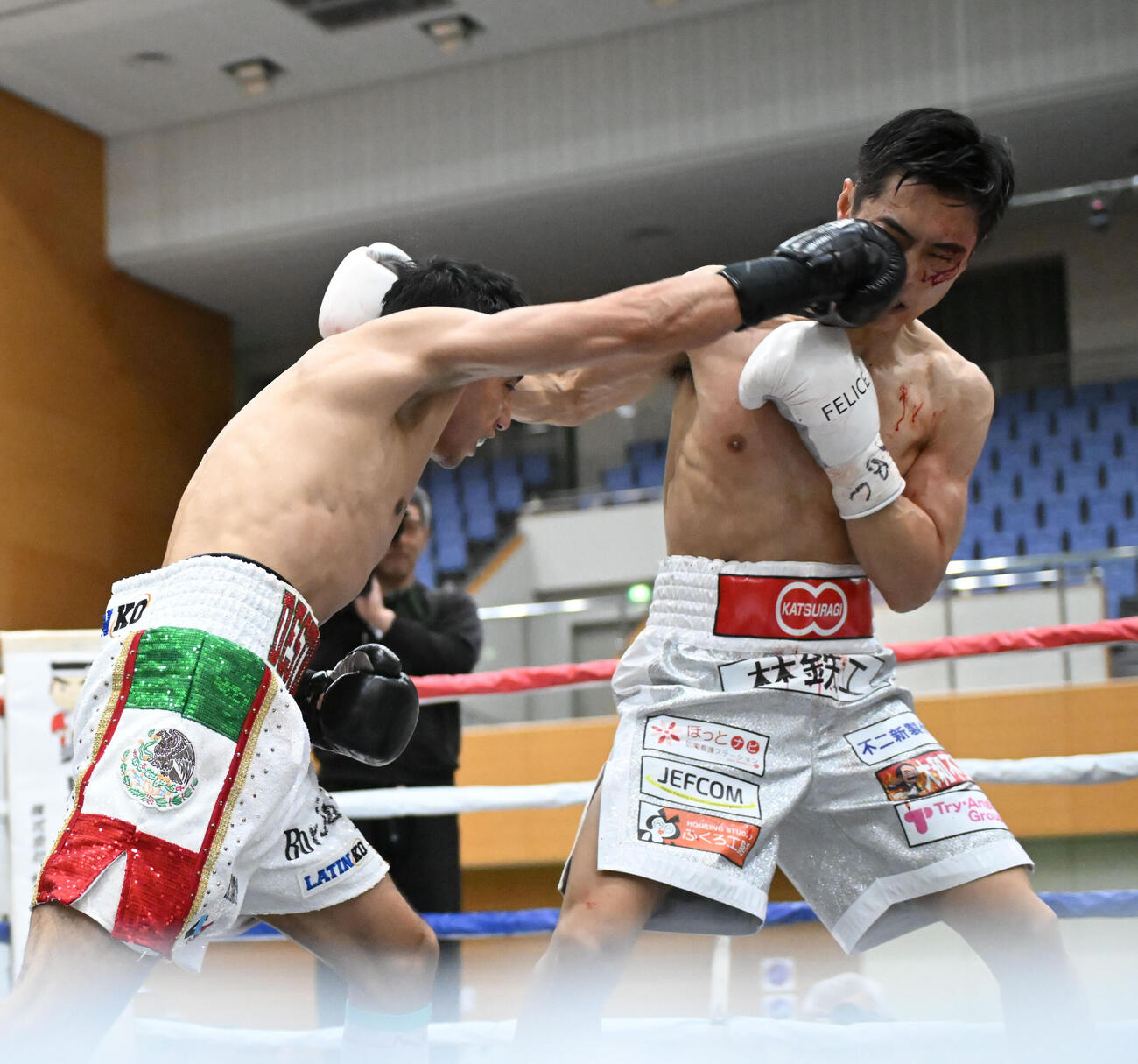 バスケスに右ストレートを浴びる西田（撮影・和賀正仁）