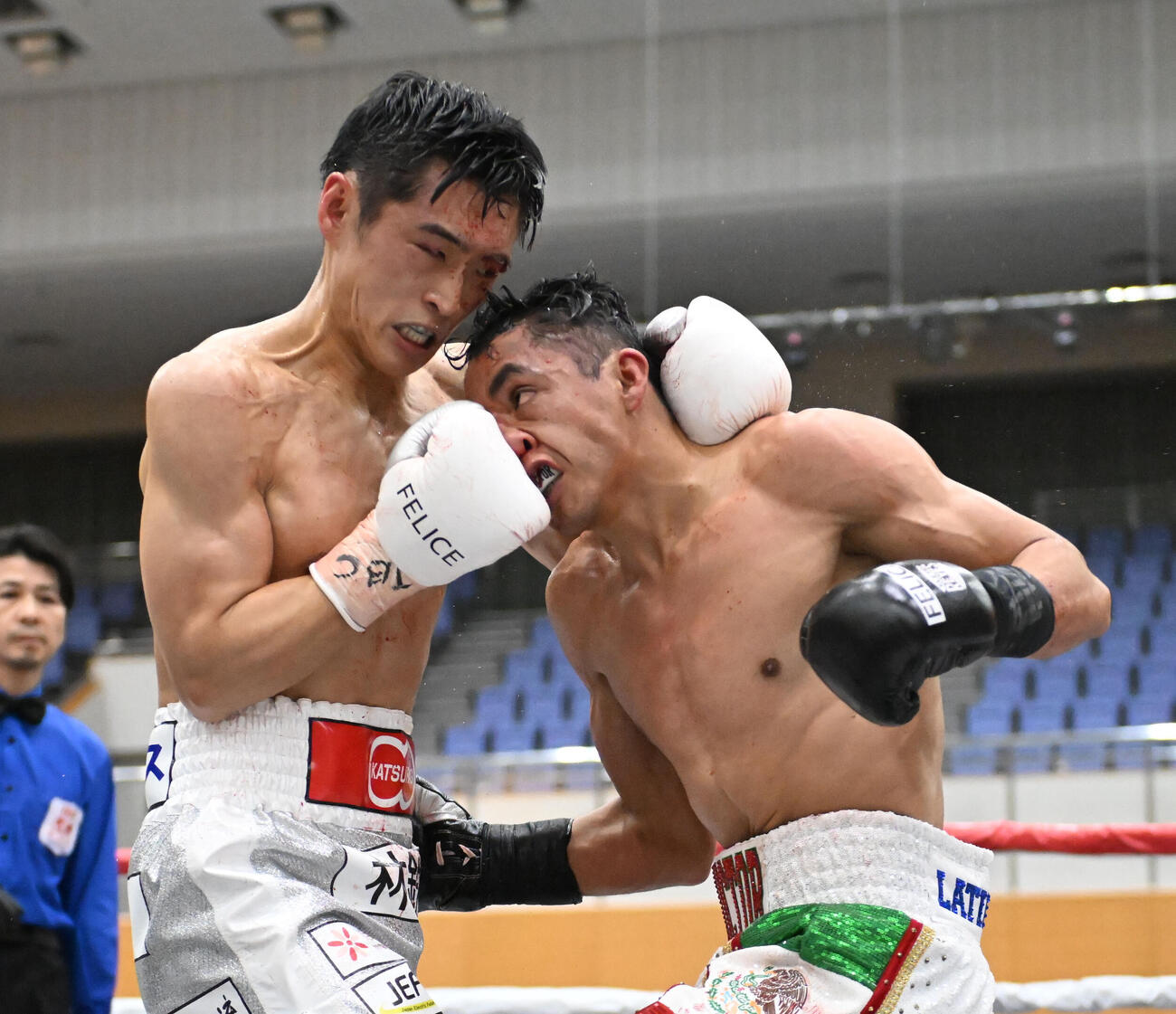 3回、バスケス（右）に右ショートフックを浴びせる西田（撮影・和賀正仁）