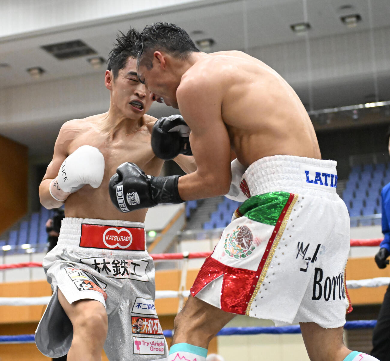 4回、バスケス（右）に左ボディーを決める西田（撮影・和賀正仁）