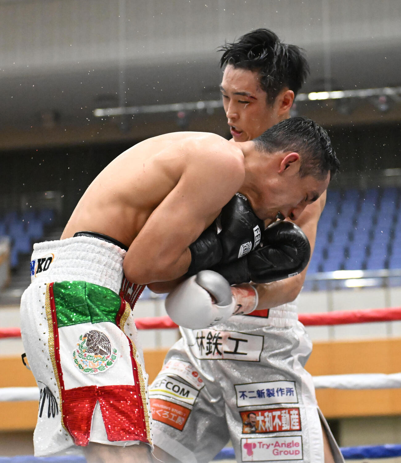 5回、バスケス（左）のボディーを攻める西田（撮影・和賀正仁）