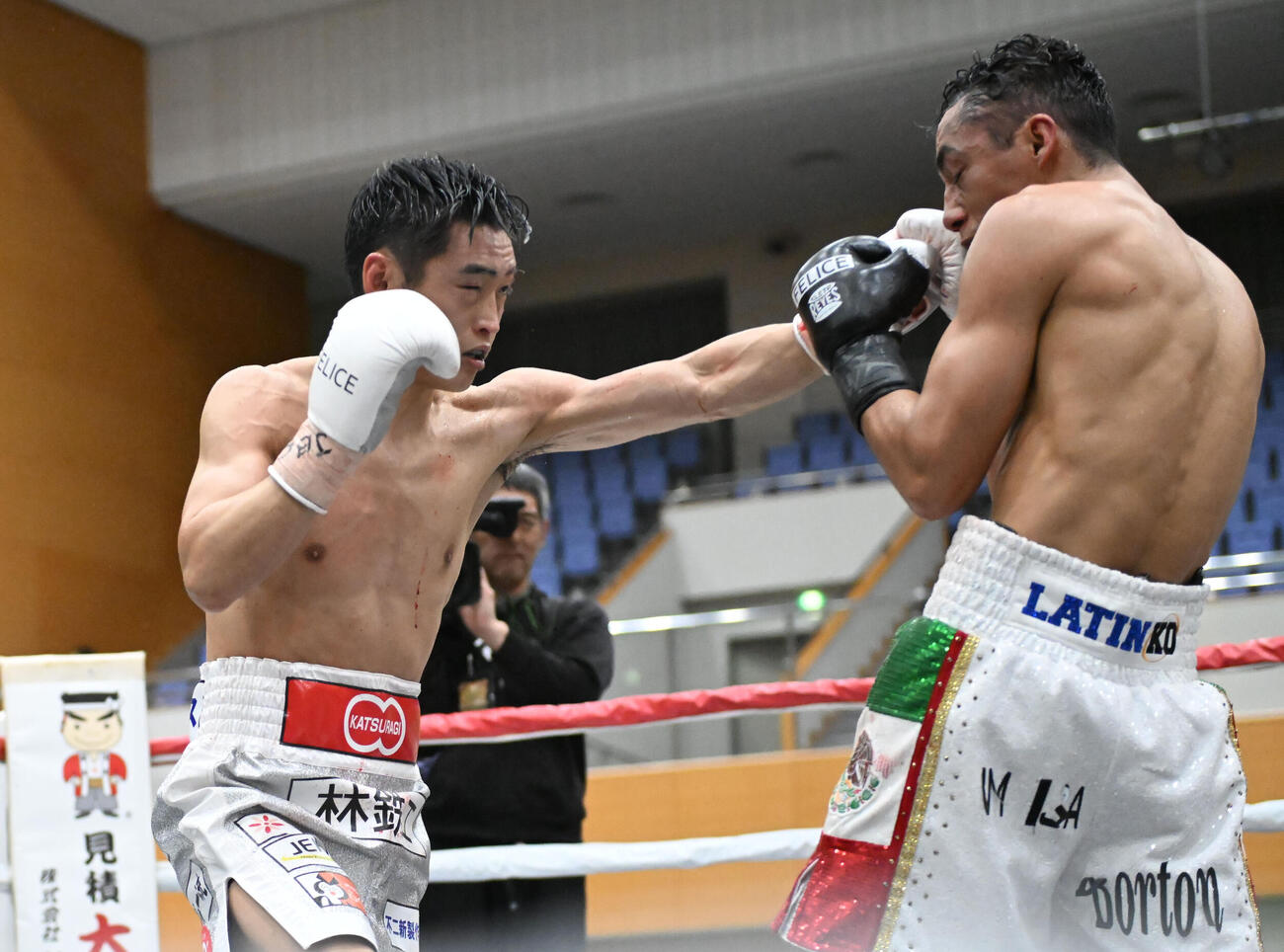 6回、バスケス（左）に左ストレートを浴びせる西田（撮影・和賀正仁）