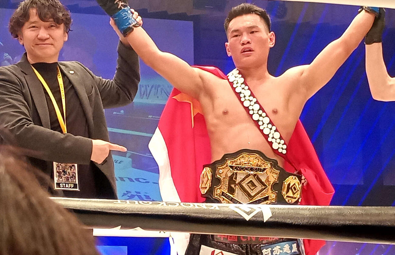 新王者となったチュームーシーフーとKNOCK OUT山口元気代表（左）