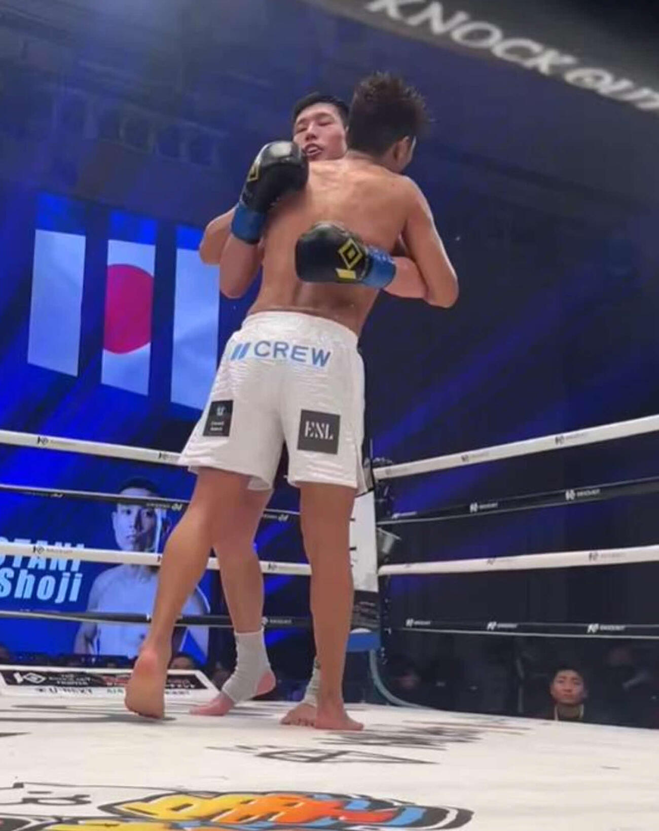 抱き合ってから3回をスタートした大沢文也（手前）と大谷翔司（KNOCK OUT公式Xから）