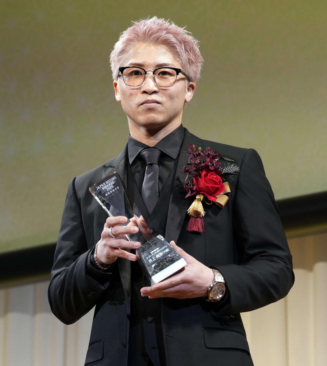 年間表彰式で写真に納まる最優秀選手賞の井上尚（撮影・小島史椰）