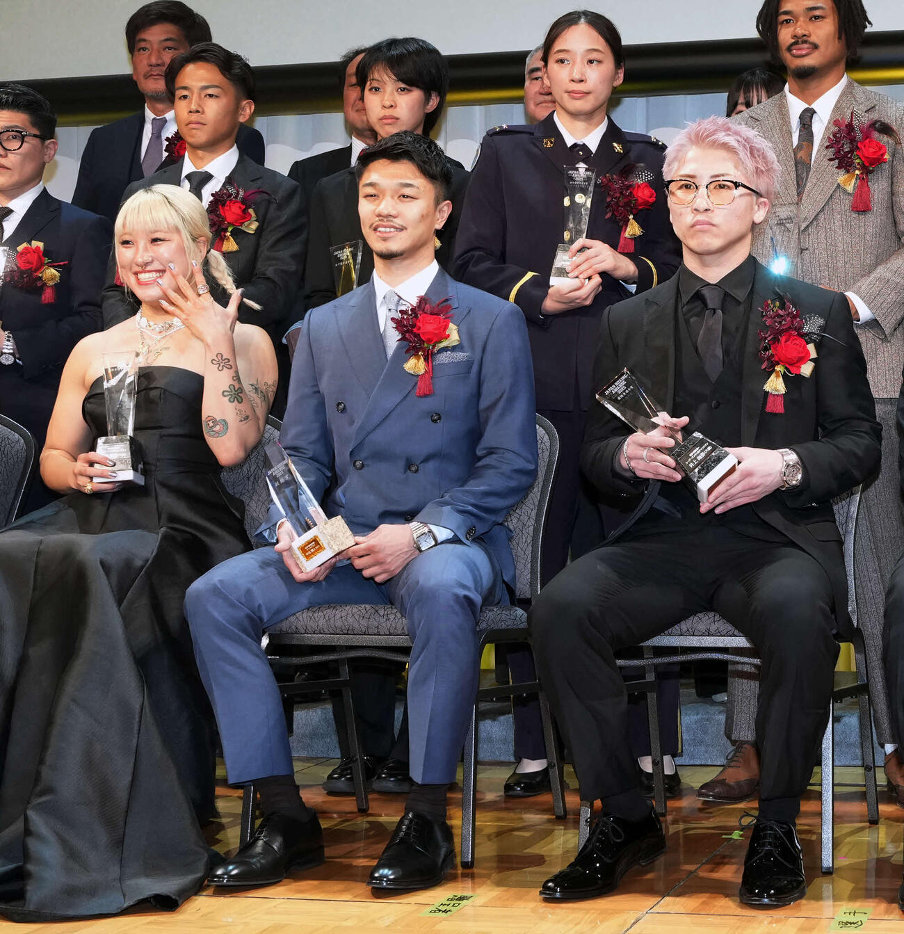 年間表彰式で写真に納まる最優秀選手賞の井上尚（前列左から3人目）ら（撮影・小島史椰）