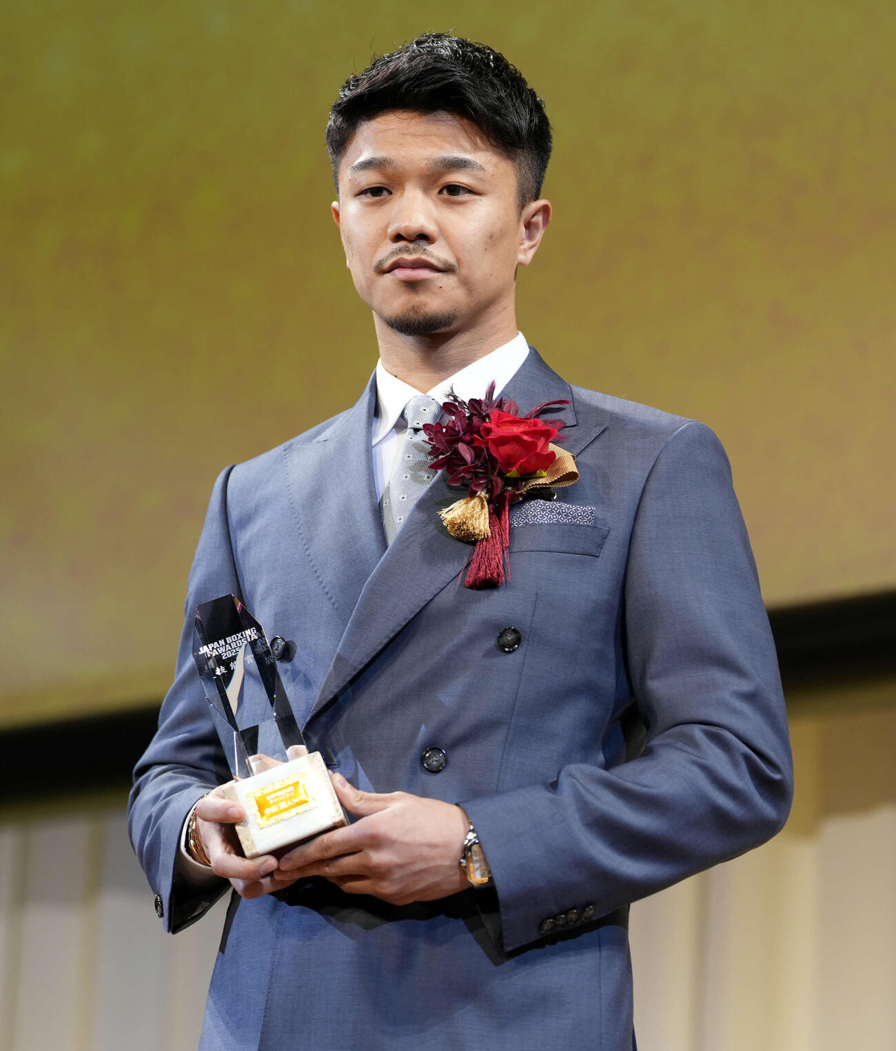 年間表彰式で写真に納まる技能賞の中谷（撮影・小島史椰）
