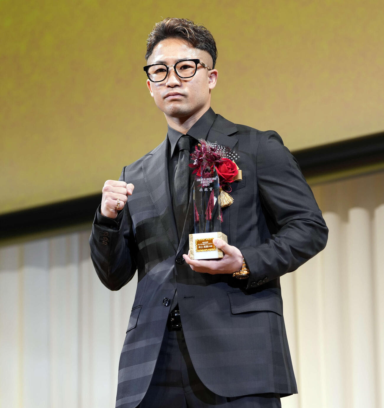 年間表彰式でガッツポーズをする技能賞の井上拓（撮影・小島史椰）