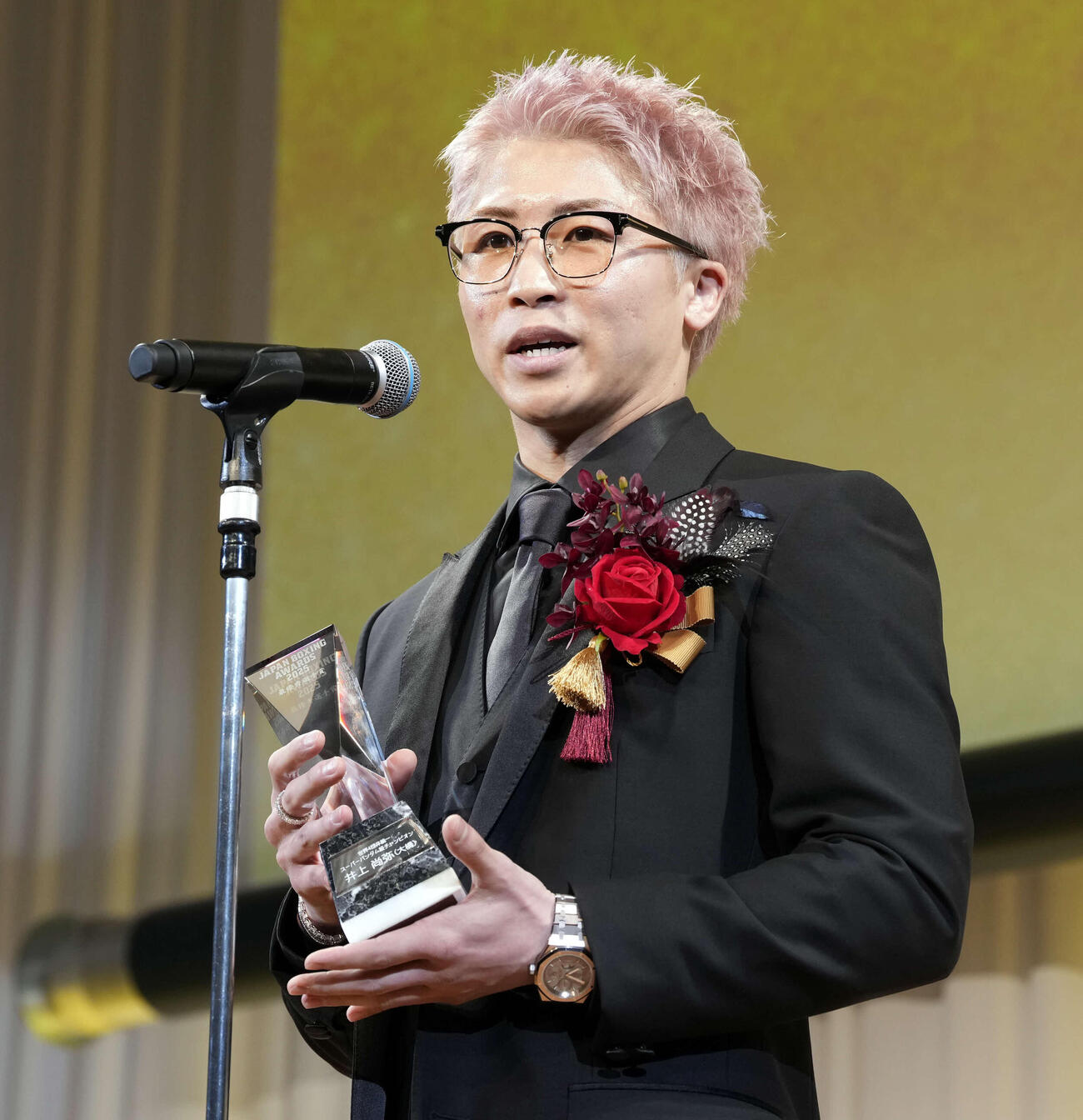 年間表彰式でスピーチする最優秀選手賞の井上尚弥（撮影・小島史椰）